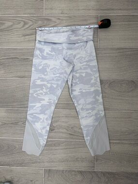 lululemon athletica Winder Under high-rise Light Gray Camo Capri Leggings size 8
